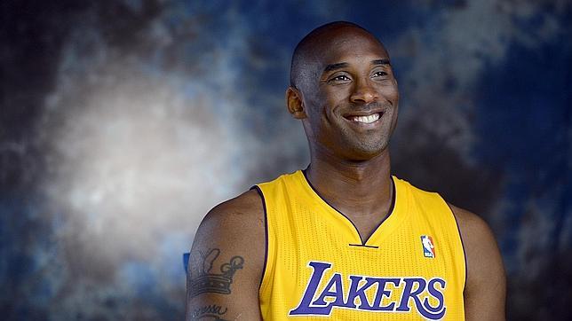 Kobe Bryant posa con la camiseta de Los Angeles Lakers