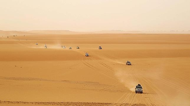 Vehículos con tropas no oficiales en una redada antiterrorista en Kufra (Libia)