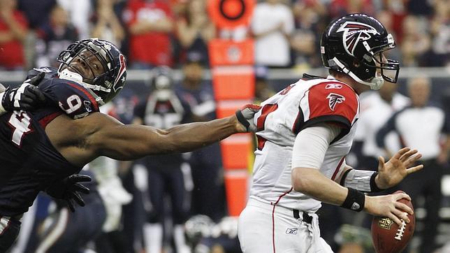 Ryan, a la derecha, intenta escapar de un defensor en un partido con los Falcons