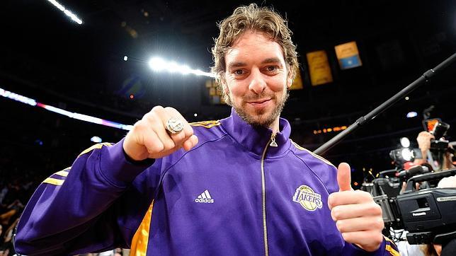 Pau Gasol posa con el anillo de campeón de la NBA