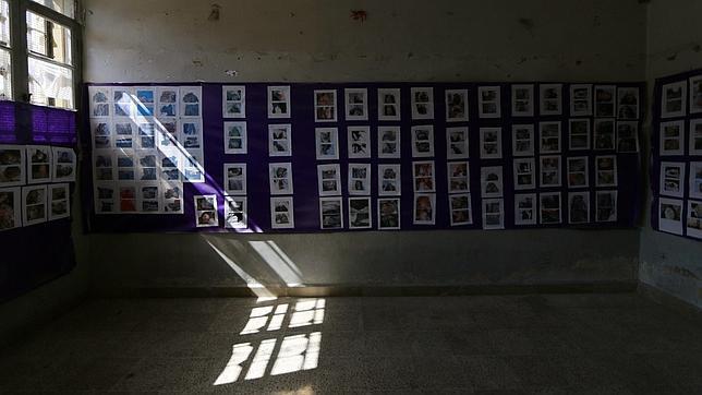 Fotos de muertos sin identificar durante la guerra en una sala de la ciudad de Alepo
