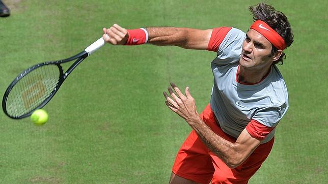 Federer cede un set en su estreno sobre la hierba