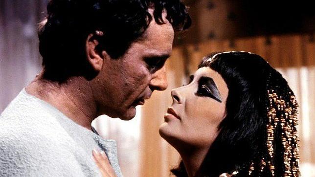 Fotograma de la película «Cleopatra» con Richard Burton y Elizabeth Taylor