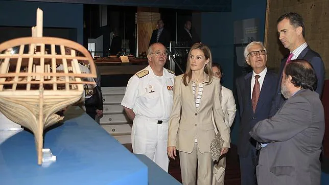 Los Príncipes inauguran la muestra sobre «El último viaje de la fragata Mercedes»