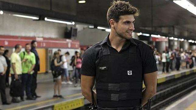 Un policía del metro de Brasil arrasa en las redes sociales por ser todo un adonis