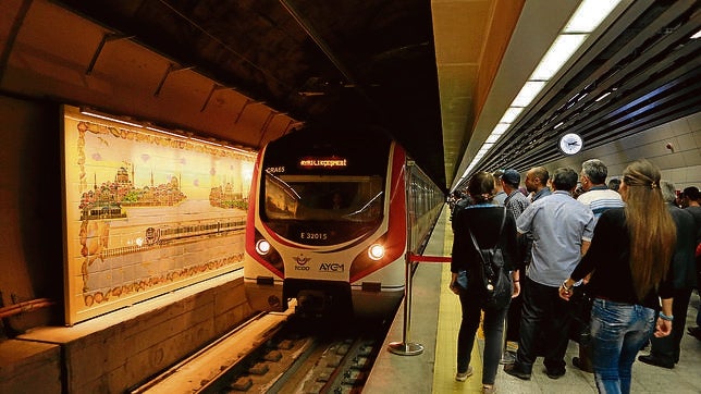 Estambul moderniza su esqueleto