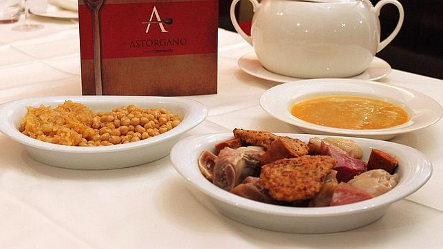 Las tres partes que componen un cocido maragato: carne, verduras y sopa