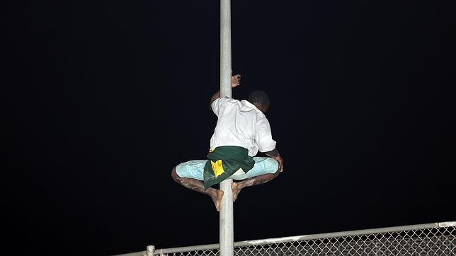 Alrededor de mil inmigrantes son rechazados al intentar entrar en Melilla