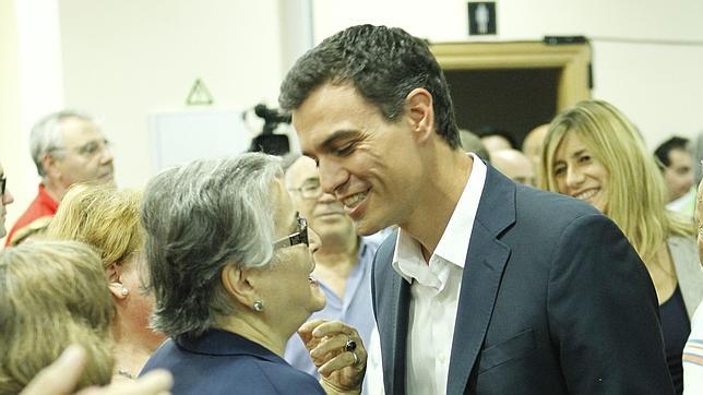 Begoña, la discreta esposa de Pedro Sánchez, «Míster PSOE 2014»