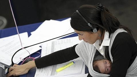 La UE rechaza aumentar el permiso de maternidad a 20 semanaas