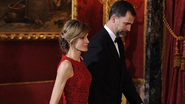 Este vestido de cuerpo de encaje granate y falda ancha drapeada favorece enormemente a Doña Letizia