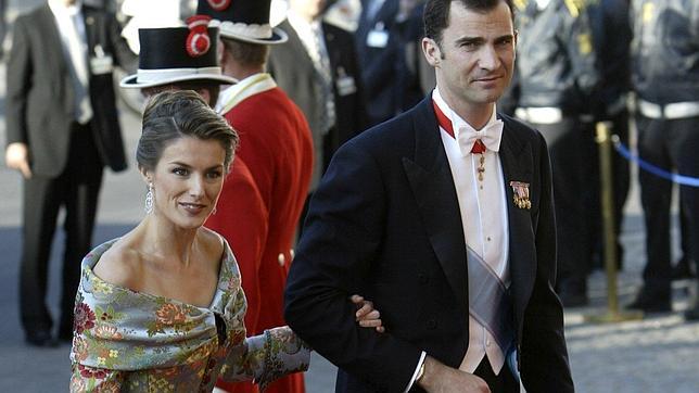 Primer destello público de Doña Letizia y primera bienvenida de prensa y público a la lista de las reinas de la elegancia