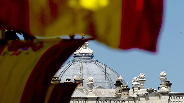 Banderas nacionales ondeando en farolas y banderolas por toda la ciudad