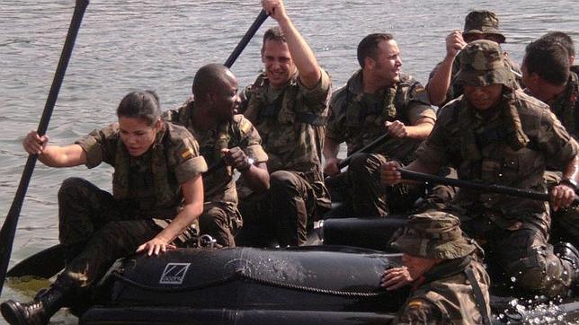 Miembros de la AGRUMAD, en el pantano de San Juan durante un ejercicio