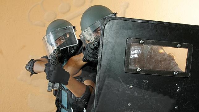 Dos miembros del Grupo de Reserva y Seguridad