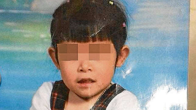 Los testigos del rapto de la niña china: «Dos hombres jugaban con ella en el portal»
