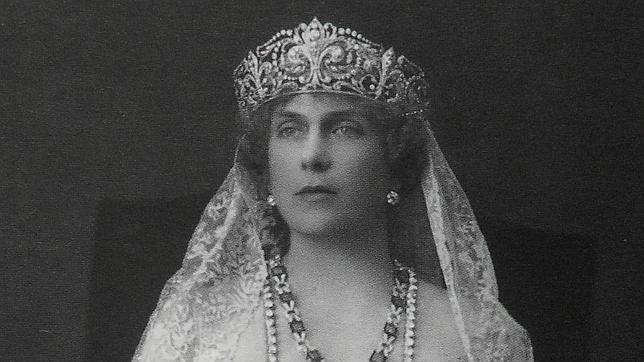 Fotografía de la Reina Victoria Eugenia portando la diadema de las lises