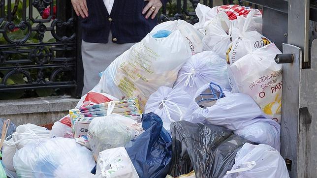 La basura se sigue acumulando en Lugo sin que las partes se sienten a negociar
