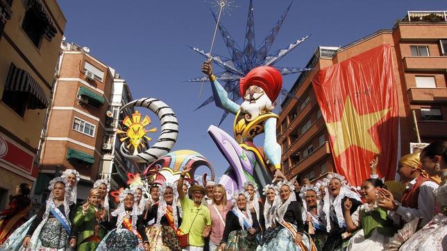 Carolinas Altas gana el primer premio de la Categoría Especial de las Hogueras 2014