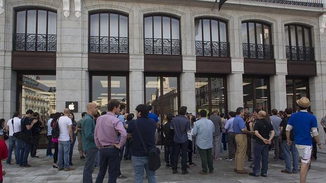24 horas de espera para cruzar la meta de la tienda Apple en Sol