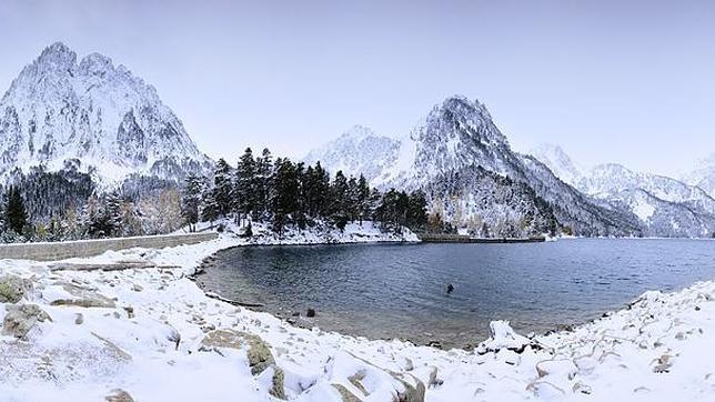Nevada otoñal en Els Encantants (2.745 m), que junto con otros picos destaca al fondo del Estany de Sant Maurici