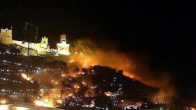 Imputan al alcalde de Cullera por autorizar el castillo que provocó un incendio forestal