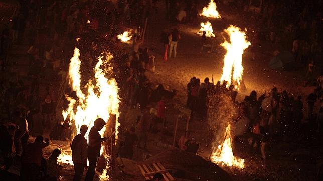 Una agresión a una policía enturbia una de las noches de San Juan coruñesas más tranquilas