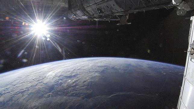 Imagen del Sol sobre el horizonte de la Tierra capturada desde la Estación Espacial Internacional (ISS)