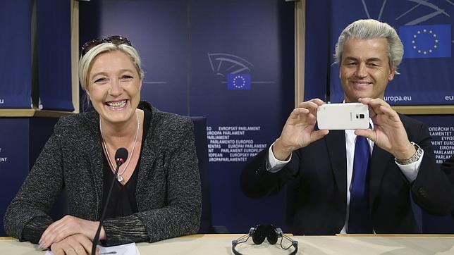 El Frente Nacional de Le Pen se queda sin grupo de ultraderecha en la Eurocámara