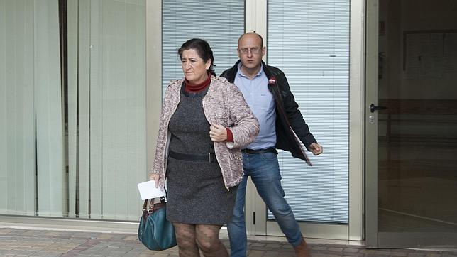 Antonia Muñoz sale de los Juzgados de Estepona