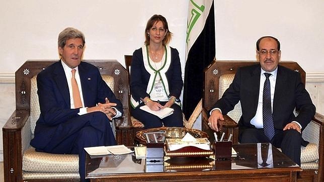 El secretario de Estado norteamericano, John Kerry, y el primer ministro iraquí, Nuri al Maliki, en Bagdad