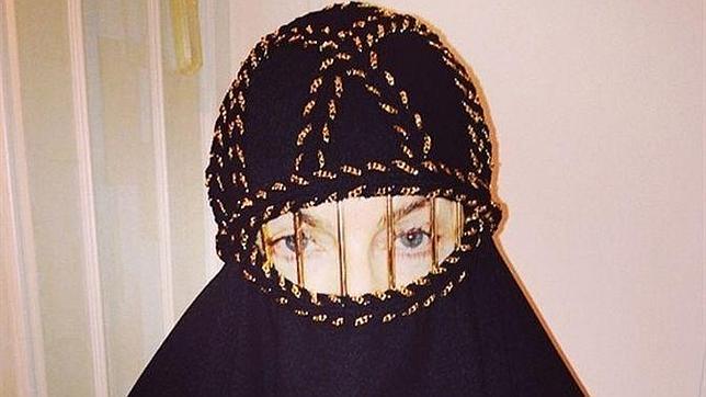 ¿Provocación o promoción? Madonna luce un burka en Instagram