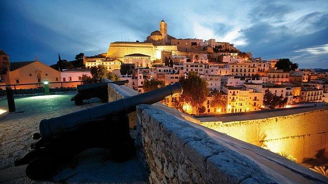 https://s2.abcstatics.com/Media/201406/27/ibiza-ciudad-vieja--644x362.jpg