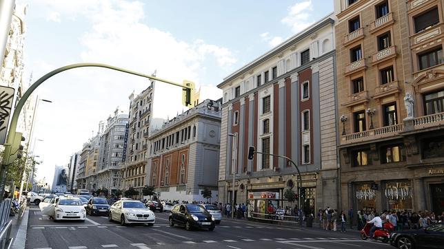 Los edificios de los cines Palacio de la Música y Avenida, ambos ya cerrados, en la Gran Vía