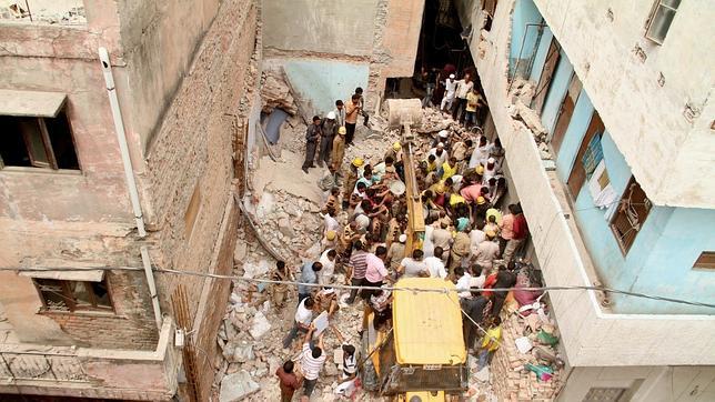 Al menos diez muertos y 50 desaparecidos al derrumbarse dos edificios en el norte de Delhi