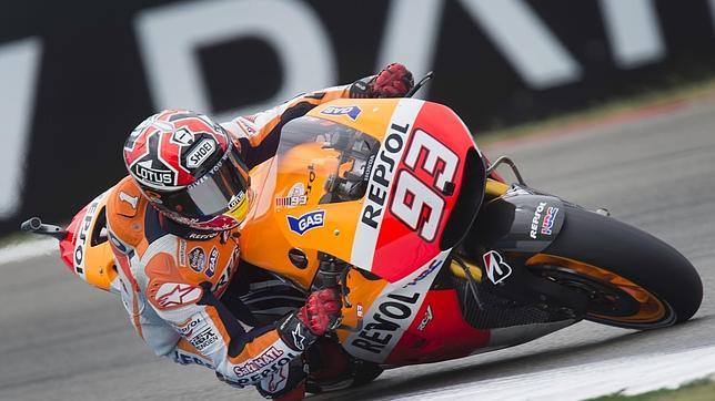 Márquez doma las nubes para ganar su octava carrera consecutiva