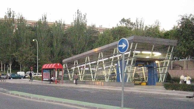 Aspecto exterior de la estación de metro de Joaquín Vilumbrales