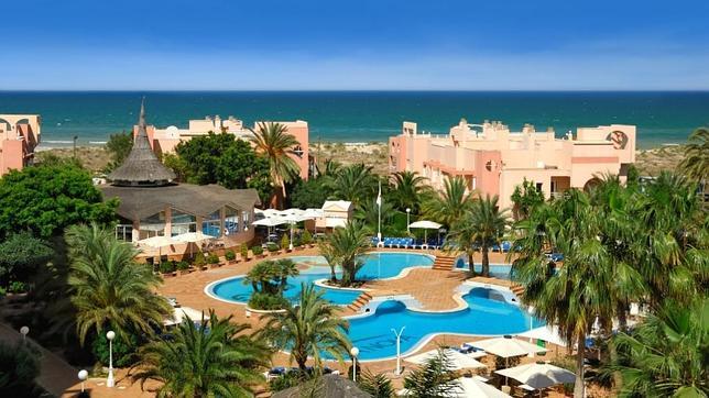 Oliva Nova, con el mar al fondo