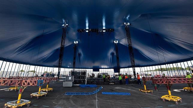 Proceso de montaje de la carpa del Cirque du Soleil, antes del estreno en PortAventura