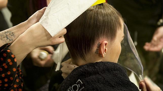 L'Oreal hace cortes de pelo gratis a personas sin recursos