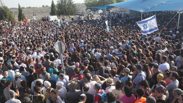 Israel entierra a los tres jóvenes asesinados en Cisjordania entre gritos de venganza