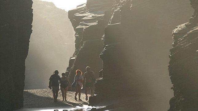 El PP exige a Besteiro la limpieza en los accesos a la playa de las Catedrales