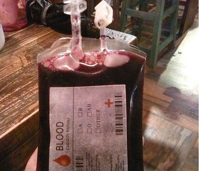 Una cafetería para vampiros donde sirven las bebidas en bolsas de sangre