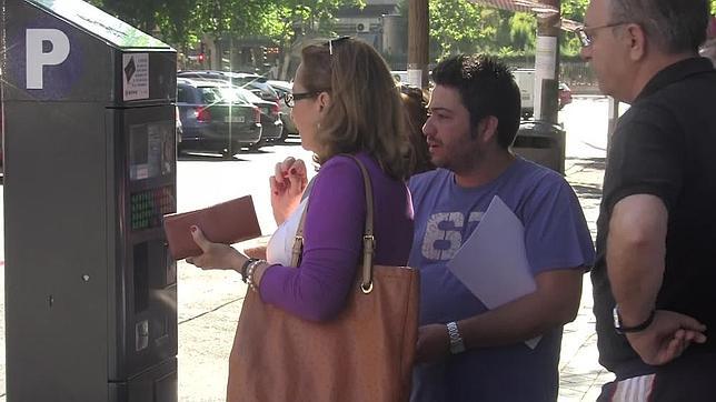 «Paso más tiempo en la cola de los parquímetros que aparcada»