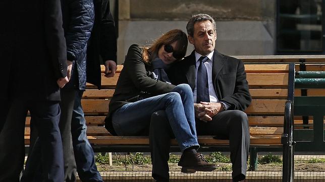 Sarkozy se refugia en Carla Bruni y en su familia