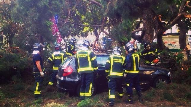 Más de 70 salidas de los bomberos por la tormenta en Madrid