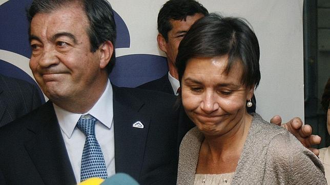 Carmen Moriyón, alcaldesa de Gijón, posa junto a Francisco Álvarez-Cascos