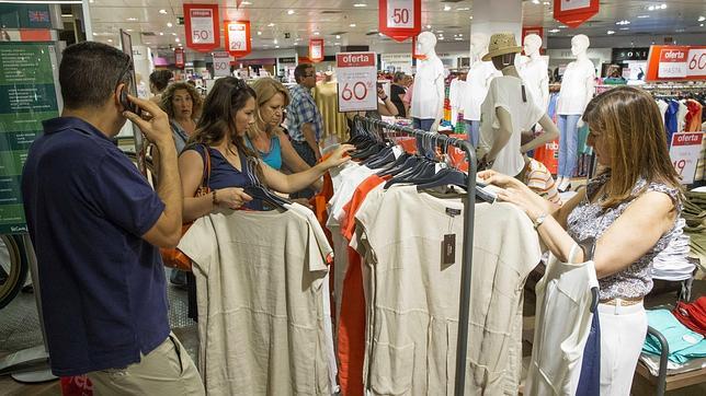 La confianza de los consumidores sube por cuarto mes consecutivo y se sitúa en niveles de 2007