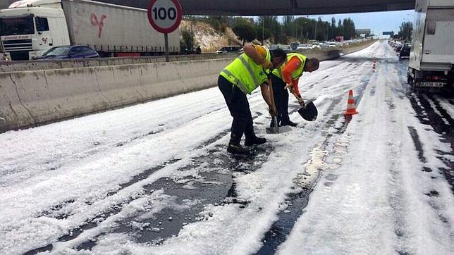 El Samur atiende a una embarazada atrapada en la M-40 durante la granizada