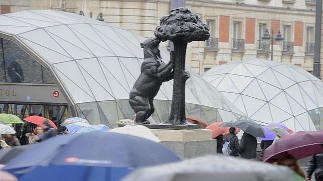 El centro de la capital se llena de paraguas